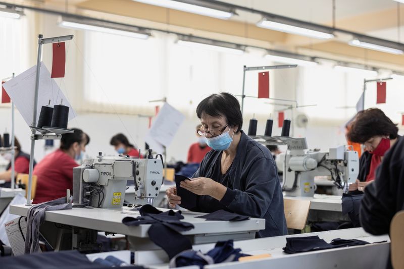 &copy; Reuters.   １１月９日、欧米のアパレル大手やシューズメーカーが、生産拠点をアジアから欧米の店舗に近い地域へと移している。写真はセルビア・スメデレヴォの衣料品工場で４日撮影（２０２１