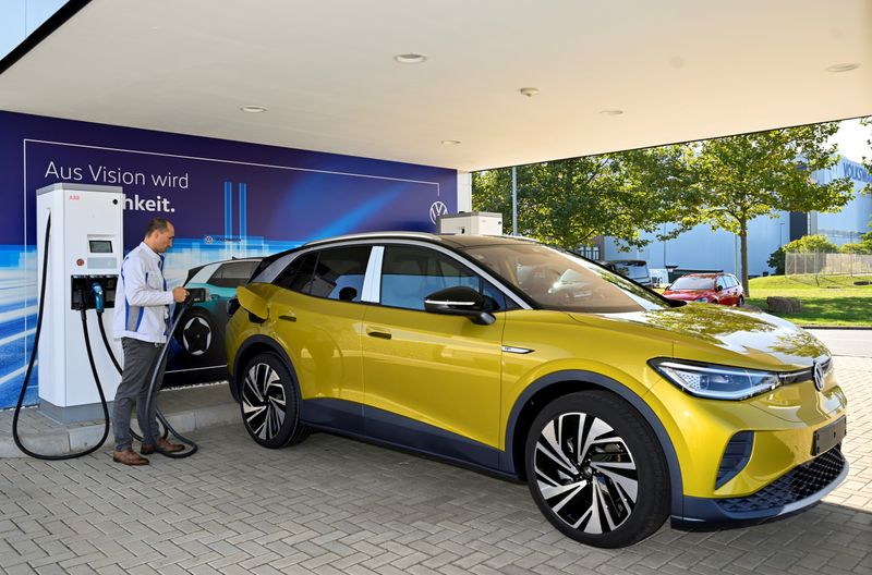 © Reuters. FILE PHOTO: An employee presents the new electric Volkswagen model ID. 4 during a media show in Zwickau, Germany, September 18, 2020. REUTERS/Matthias Rietschel
