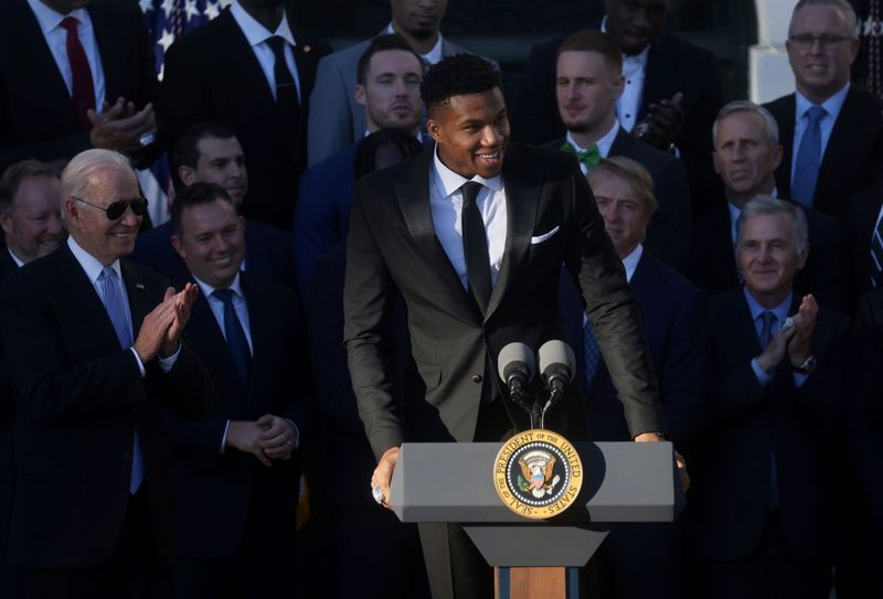 © Reuters. يانيس أنتيتوكومبو لاعب ميلووكي باكس يتحدث وبجواره الرئيس الأمريكي جو بايدن أثناء استقبال الأخير للفريق بأكمله في البيت الأبيض بواشنطن يوم الاثنين احتفالا بفوز باكس بلقب دوري كرة السلة الأمريكي للمحترفين عام 2021. تصوير:رويترز.