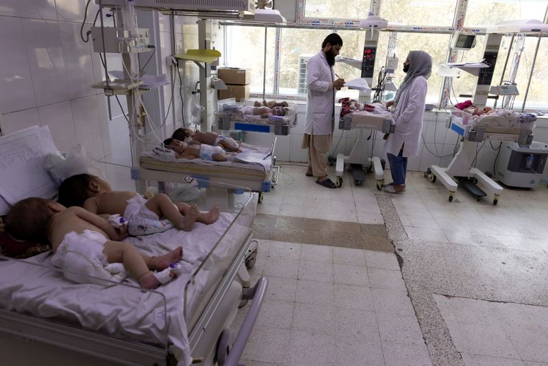 &copy; Reuters. FILE PHOTO: Doctors work at the maternity ward at the Indira Gandhi hospital in Kabul, Afghanistan October 24, 2021. REUTERS/Jorge Silva