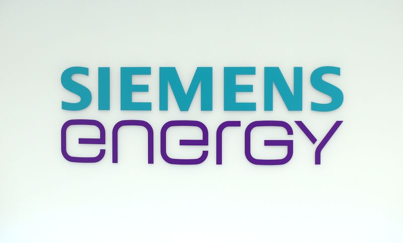 &copy; Reuters. FILE PHOTO: A company logo of Siemens Energy AG is pictured during Siemens Energy's initial public offering (IPO) at the Frankfurt Stock Exchange in Frankfurt, Germany, September 28, 2020. REUTERS/Ralph Orlowski