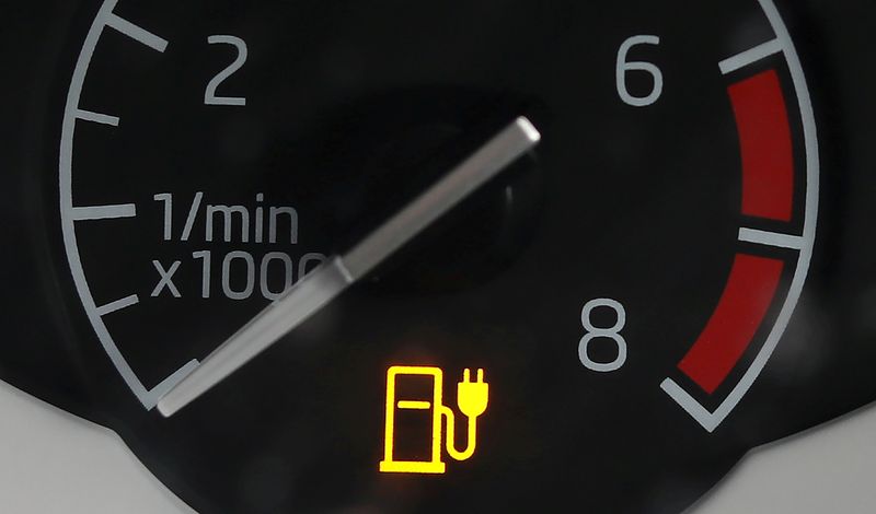 &copy; Reuters. FILE PHOTO: An electricity charging indicator is seen on the dashboard of a Plug-in hybrid electric car outside a house in Manchester, Britain, October 19, 2021. REUTERS/Phil Noble