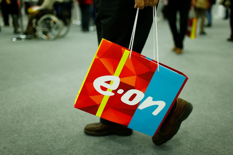 &copy; Reuters. FILE PHOTO: A shareholder carries a bag with the logo of E.ON during the company's annual shareholders meeting in Essen, Germany May 10, 2017. REUTERS/Thilo Schmuelgen