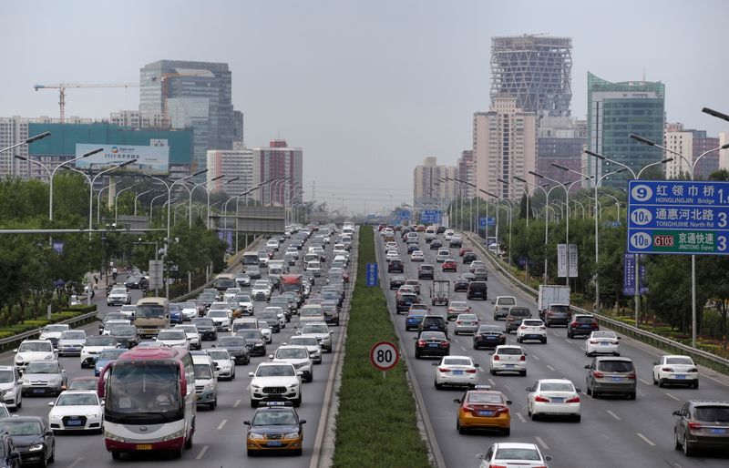 © Reuters. FILE PHOTO: Cars drive on the road during the morning rush hour in Beijing, China, July 2, 2019. REUTERS/Jason Lee