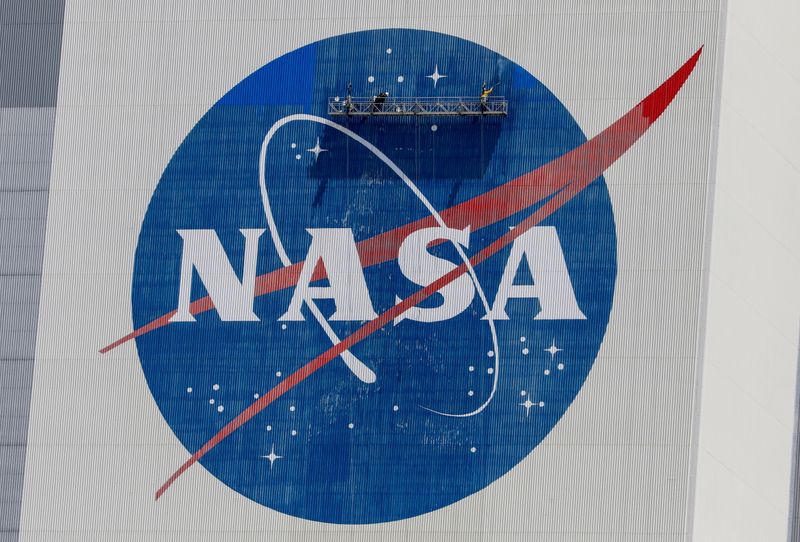 &copy; Reuters. FOTO DE ARCHIVO. Trabajadores lavan a presión el logo de la NASA en el Edificio de Ensamblaje de Vehículos, antes de que SpaceX envíe a dos astronautas de la NASA a la Estación Espacial Internacional a bordo de su cohete Falcon 9, en el Centro Espacia