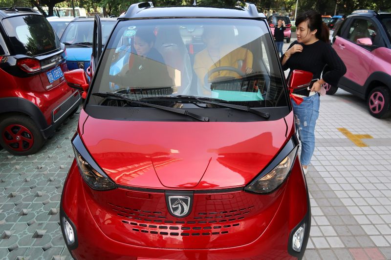 &copy; Reuters. 中国汽車工業協会（ＣＡＡＭ）が１０日発表した１０月の国内自動車販売台数は前年同期比９．４％減の２３３万台と、６カ月連続で減少した。写真は、中国広西チワン族自治区内の自動車