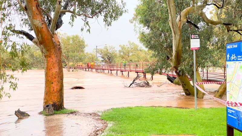 &copy; Reuters. Inundaciones provocadas por el desbordamiento del río Todd en Alice Springs, Territorio del Norte, Australia, en esta captura de un vídeo compartido en redes sociales el 10 de noviembre de 2021. Alice Woods/vía REUTERS