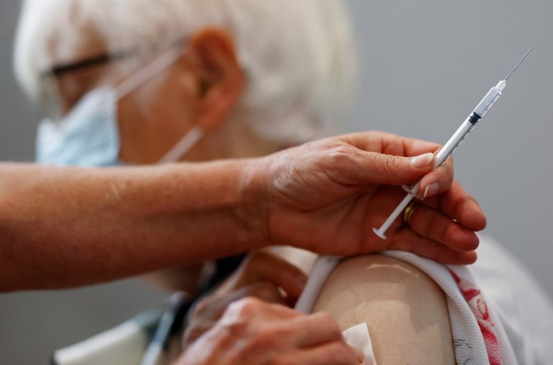 &copy; Reuters. Les Français de plus de 65 ans bénéficiant d'un schéma vaccinal complet auront six mois et cinq semaines pour se faire injecter une dose de rappel faute de quoi leur pass sanitaire sera désactivé à partir du 15 décembre, a déclaré mercredi Gabri