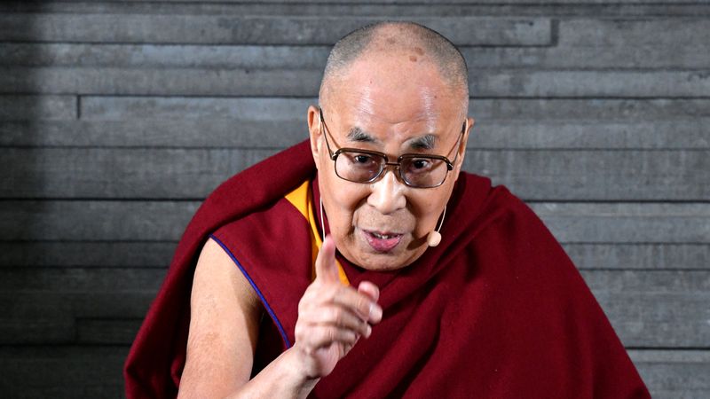 &copy; Reuters. FOTO DE ARCHIVO: El líder espiritual tibetano Dalái lama asiste a una reunión de prensa en Malmo, Suecia, 12 de septiembre de 2018. Agencia de noticias TT/Johan Nilsson vía REUTERS     