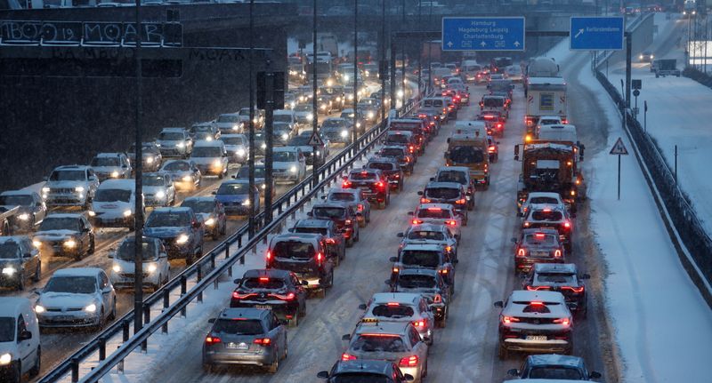 &copy; Reuters. FOTO DE ARCHIVO: Coches en hora punta en la autopista A100 durante una nevada en Berlín, Alemania, 8 de febrero de 2021. REUTERS/Fabrizio Bensch