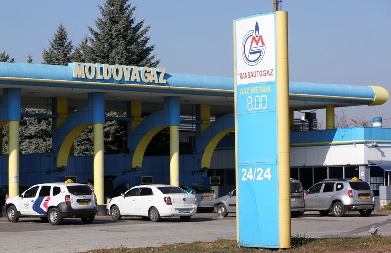 &copy; Reuters. FOTO DE ARCHIVO: El logotipo de Moldovagazen una estación de servicio en Chisináu, Moldavia, el 28 de octubre de 2021. REUTERS/Vladislav Culiomza