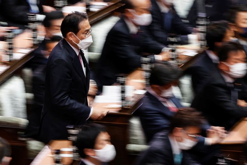 &copy; Reuters. 　１１月１０日、岸田文雄首相は記者会見で、来週中に経済対策をまとめると述べ、１８歳以下への１０万円相当の給付のほか、経済的に困窮する学生にも１０万円を支給する方針を示した