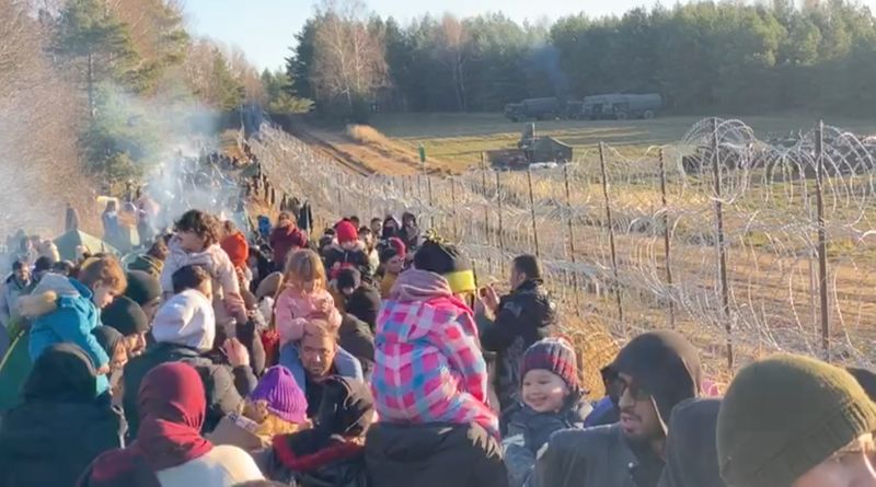 &copy; Reuters. مهاجرون بالقرب من سياج حدودي بين روسيا البيضاء وبولندا في مقاطعة جروندو، يوم الثلاثاء.  صورة حصلت عليها رويترز من مقطع مصور نشر على وسائل ال