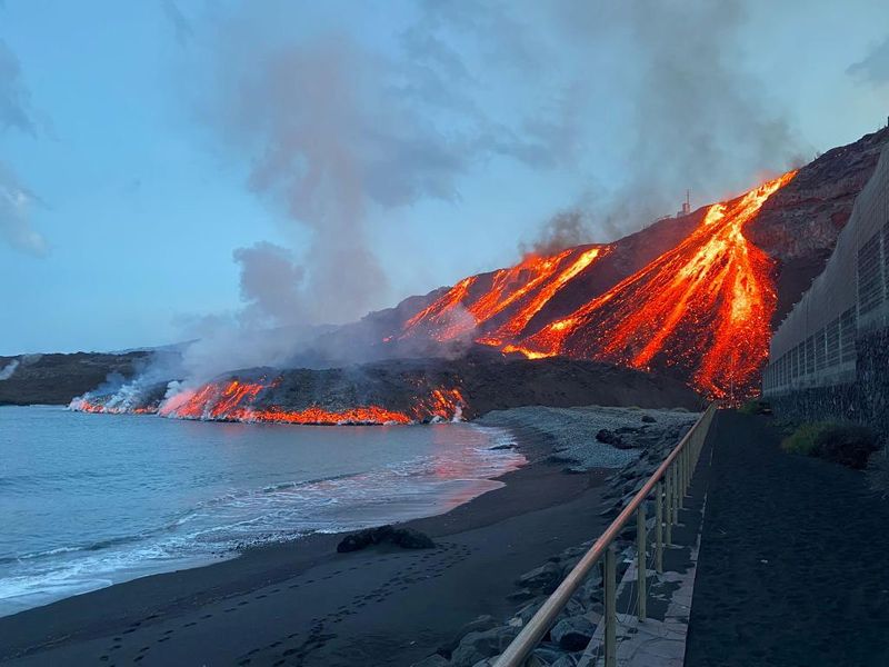 &copy; Reuters. La lava arrojada por el volcán Cumbre Vieja llega al Océano Atlántico en la playa de Los Guirres en esta imagen distribuida por el Ministerio de Transporte español en la isla canaria de La Palma, España, 10 de noviembre de 2021. REUTERS/Ministerio de