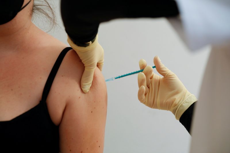 © Reuters. Mulher recebe dose da vacina Pfizer-BioNTech contra Covid-19 em Berlim
13/04/2021 REUTERS/Alessia Cocca