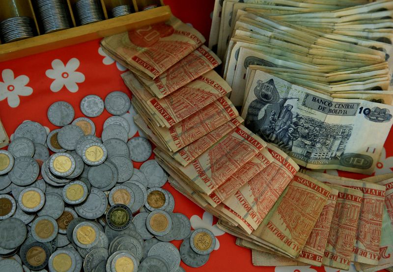 &copy; Reuters. Pesos bolivianos em cantina de escola em La Paz, Bolívia
15/11/2017
REUTERS/David Mercado