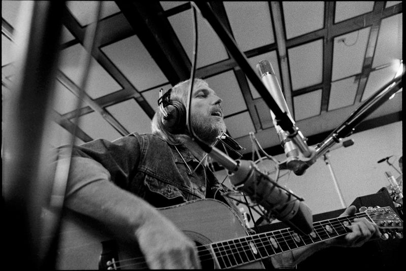 &copy; Reuters. El cantautor Tom Petty graba el álbum 'Wildflowers' en los estudios Sound City de Los Ángeles, California, Estados Unidos, en 1994. Foto tomada en 1994. Robert Sebree/Handout vía REUTERS. ATENCIÓN EDITORES -  ESTA IMAGEN HA SIDO ENTREGADA POR UN TERCE