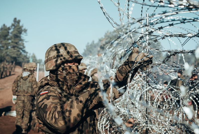 &copy; Reuters. Un soldado polaco instala alambre de púas en frontera entre Polonia y Bielorrusia, cerca de Kuźnica, Polonia, en imagen entregada por Ministerio de Defensa polaco, 9 noviembre 2021.
Irek Dorozanski/DWOT/Entregada vía REUTERS