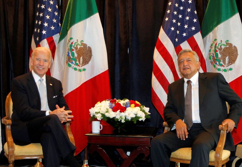 © Reuters. Imagen de archivo. El entonces vicepresidente de EEUU, Joe Biden (izq.), con Andrés Manuel López Obrador, entonces candidato a la presidencia de México, en Ciudad de México. 5 de marzo de 2012. REUTERS/Tomas Bravo/File Photo