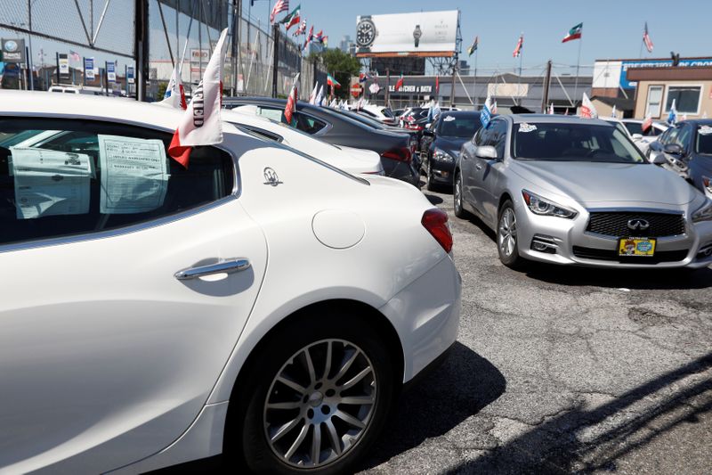 © Reuters. FILE PHOTO: Automobiles are seen for sale in a car lot in Queens, New York, U.S., May 24, 2018. REUTERS/Shannon Stapleton