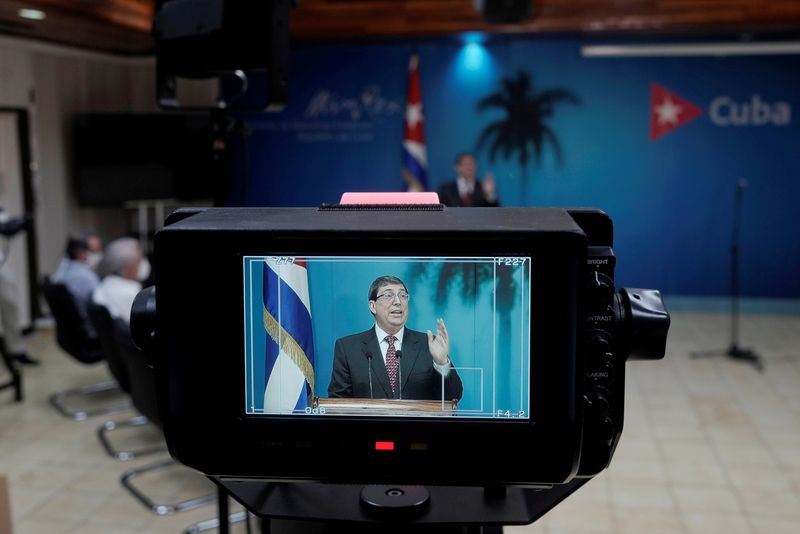 &copy; Reuters. FOTO DE ARCHIVO-El ministro de Relaciones Exteriores de Cuba, Bruno Rodríguez,  a través de la pantalla de una cámara de televisión, habla durante una conferencia de prensa en La Habana, Cuba, 22 de octubre de 2020. REUTERS/Alexandre Meneghini/