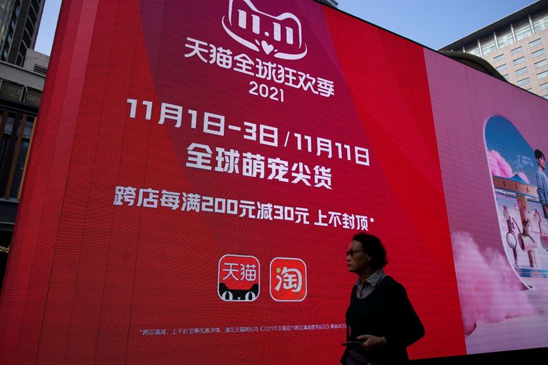 &copy; Reuters. 中国電子商取引最大手アリババ・グループは１１日、「独身の日」セールの最終日のイベントを開始した。今年は最終日の開幕に英俳優ベネディクト・カンバーバッチがバーチャルで登場し