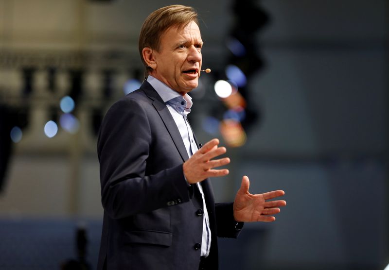&copy; Reuters. FILE PHOTO: Volvo Car Group CEO Hakan Samuelsson speaks during a presentation at the 88th International Motor Show at Palexpo in Geneva, Switzerland, March 6, 2018.  REUTERS/Pierre Albouy/File Photo
