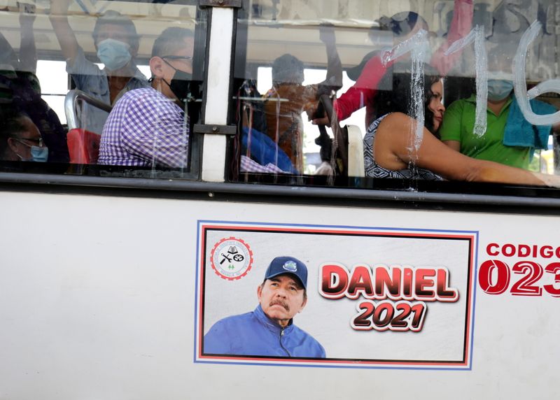 &copy; Reuters. IMAGEN DE ARCHIVO. Un cartel promocionando al presidente Daniel Ortega como candidato presidencial se ve en un bus del transporte público antes de las elecciones de noviembre, en Managua, Nicaragua. Octubre 14, 2021. REUTERS/Maynor Valenzuela