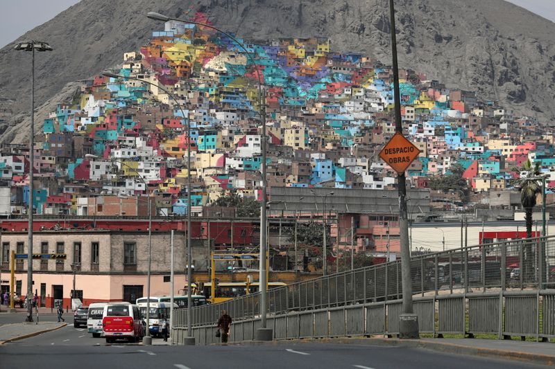 &copy; Reuters. El despliegue de casas pintadas y murales en la ladera del barrio de San Cristóbal se ve por encima de una zona baja de la ciudad, en Lima, Perú. 9 de noviembre de 2021. REUTERS/Sebastián Castañeda