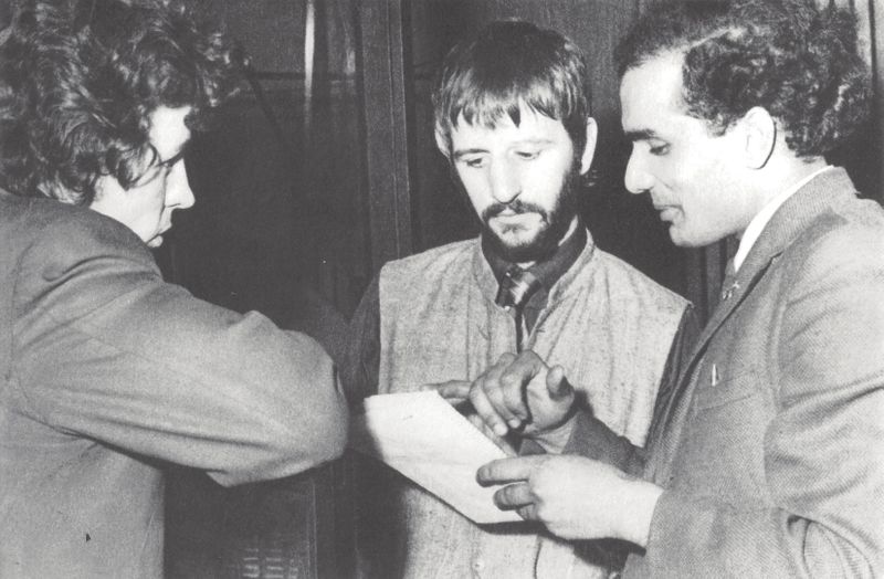 &copy; Reuters. Suresh Joshi se reúne con el ingeniero John Brahn y Ringo Starr en 1968 en Liverpool, en esta imagen sin fecha obtenida por Reuters el 10 de noviembre de 2021. Liverpool Beatles Museum/Handout via REUTERS