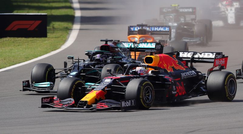 &copy; Reuters. IMAGEN DE ARCHIVO. Max Verstappen de Red Bull supera a Lewis Hamilton de Mercedes tras el inicio del Gran Premio de Ciudad de México de Fórmula Uno, en el Autódromo Hermanos Rodríguez, en México- Noviembre 7, 2021 REUTERS/Henry Romero