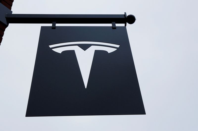 &copy; Reuters. FILE PHOTO: A Tesla logo hangs on a building outside of a Tesla dealership in New York, U.S., April 29, 2016. REUTERS/Lucas Jackson/File Photo
