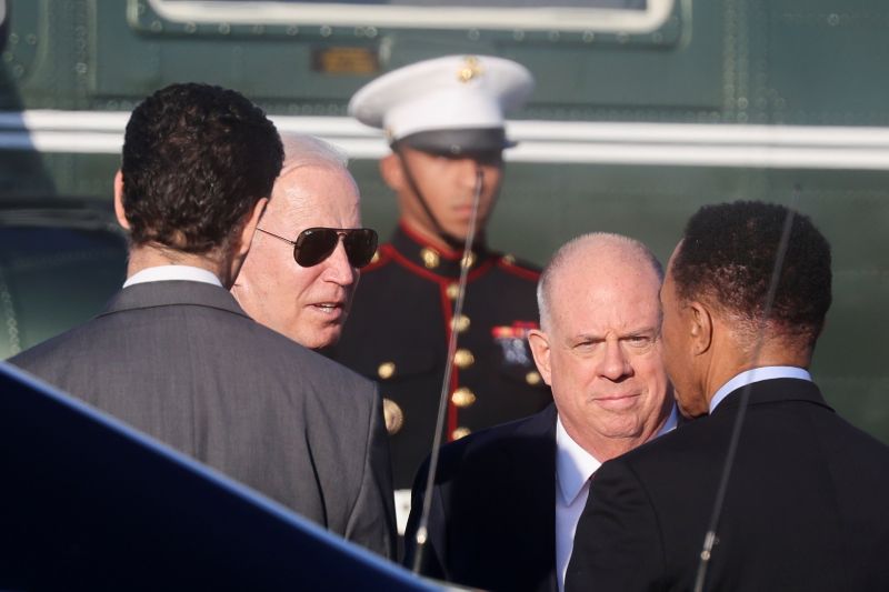&copy; Reuters. U.S. President Joe Biden is greeted by Maryland Governor Larry Hogan and Rep. Kweisi Mfume (MD-07), upon his arrival at the Port of Baltimore, Maryland, U.S., November 10, 2021. REUTERS/Evelyn Hockstein