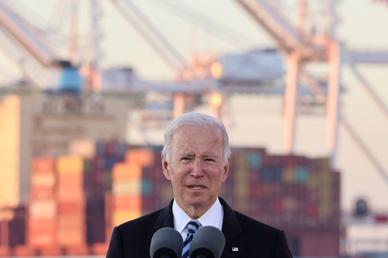 &copy; Reuters. U.S. President Joe Biden delivers a speech during a visit to the Port of Baltimore, Maryland, U.S., November 10, 2021. REUTERS/Evelyn Hockstein