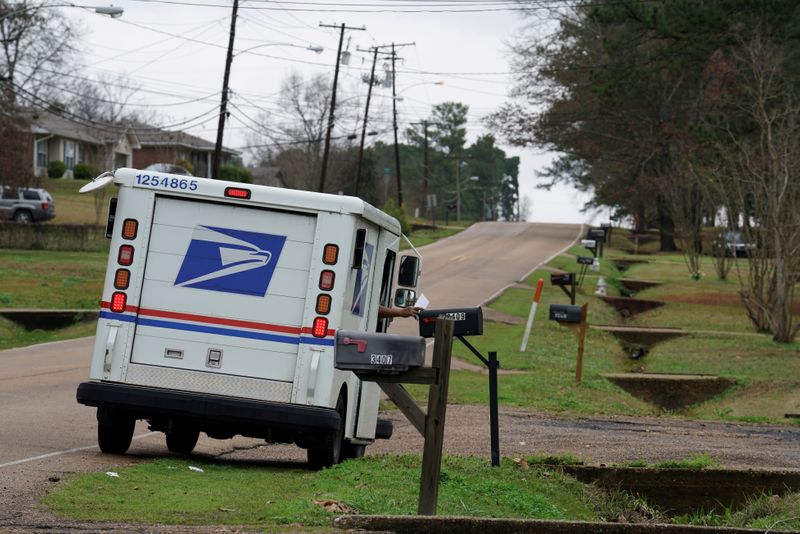 © Reuters. FILE PHOTO: A mail carrier delivers the mail in Pearl, Mississippi, U.S. January 15, 2020. REUTERS/Veronica G. Cardenas/File Photo