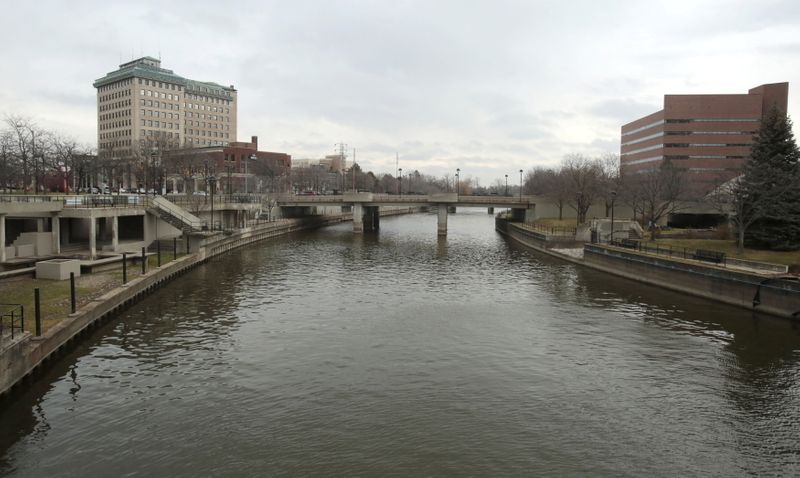 © Reuters. FILE PHOTO: The Flint River is seen flowing through downtown Flint, Michigan, December 16, 2015.     REUTERS/Rebecca Cook/File Photo