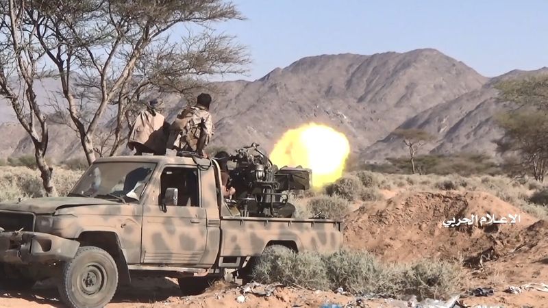 &copy; Reuters. مقاتلون حوثيون يطلقون النار من مدفع آلي على شاحنة صغيرة عند الجبهة في منطقة في مأرب بوسط اليمن يوم 2 نوفمبر تشرين الثاني 2021. 
(صورة لرويترز من 