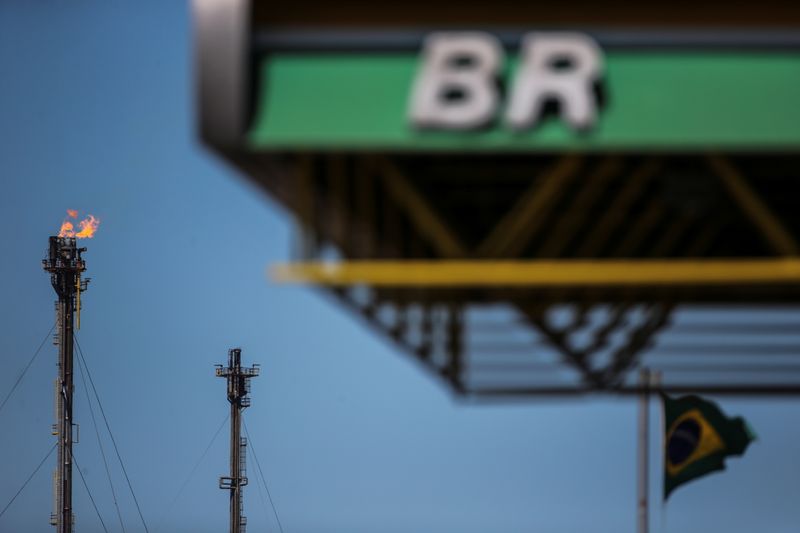 &copy; Reuters.  １１月１０日、ブラジルのボルソナロ大統領は国営石油会社ペトロブラスへの自身の影響力を否定した。写真はペトロブラスのロゴ。カノアスの製油施設で１０月撮影（２０２１年　ロイ