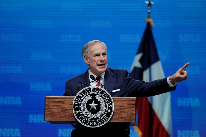 &copy; Reuters. FILE PHOTO: Texas Governor Greg Abbott speaks at the annual National Rifle Association (NRA) convention in Dallas, Texas, U.S., May 4, 2018. REUTERS/Lucas Jackson/File Phot/File Photo