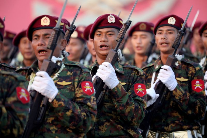 © Reuters. جنود يشاركون في استعراض عسكري في نيبتاو في ميانمار. صورة من أرشيف رويترز.