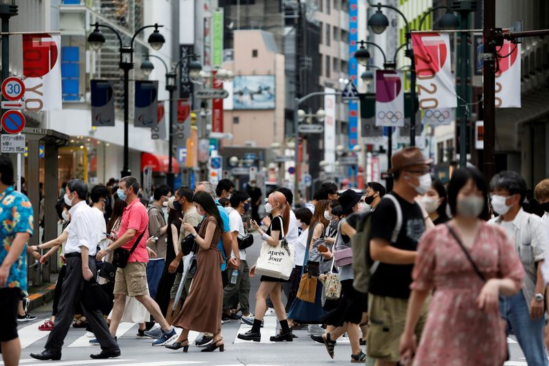 &copy; Reuters. FILE PHOTO: People walk at a crossing in Shibuya shopping area, amid the coronavirus disease (COVID-19) pandemic, in Tokyo, Japan August 7, 2021. REUTERS/Androniki Christodoulou/File Photo  GLOBAL BUSINESS WEEK AHEAD