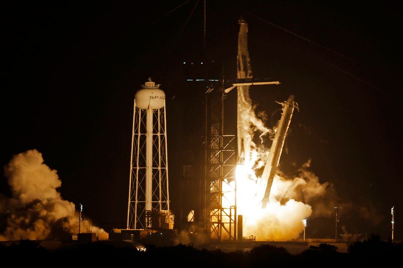 © Reuters. A SpaceX Falcon 9 rocket, with the Crew Dragon capsule, is launched carrying three NASA and one ESA astronauts on a mission to the International Space Station at the Kennedy Space Center in Cape Canaveral, Florida, U.S. November 10, 2021. REUTERS/Joe Skipper