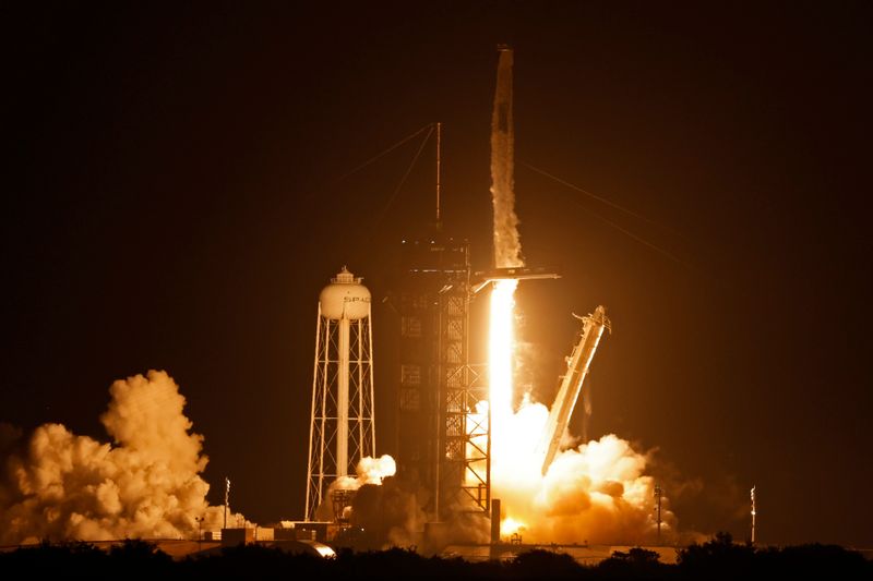 © Reuters. A SpaceX Falcon 9 rocket, with the Crew Dragon capsule, is launched carrying three NASA and one ESA astronauts on a mission to the International Space Station at the Kennedy Space Center in Cape Canaveral, Florida, U.S. November 10, 2021. REUTERS/Joe Skipper