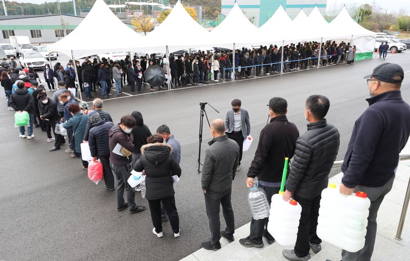 &copy; Reuters. FILE PHOTO: People wait in a line to get urea in Iksan, South Korea, November 9, 2021.  Yonhap via REUTERS  