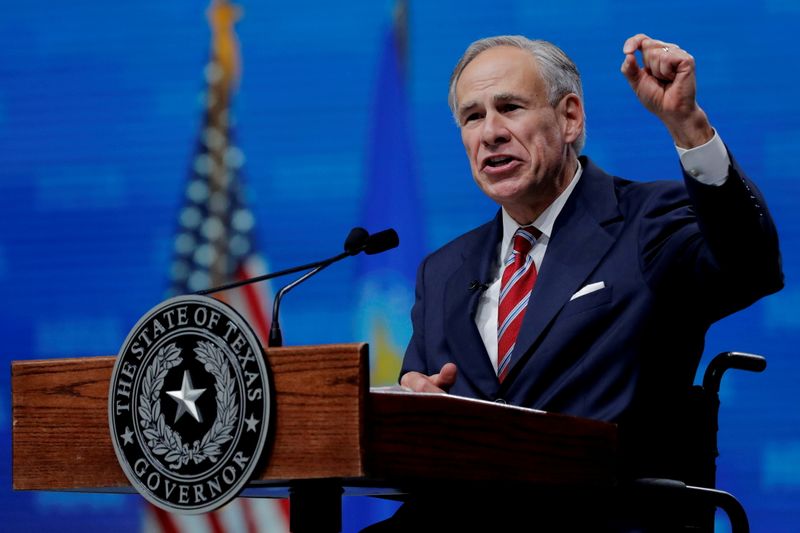 &copy; Reuters. FILE PHOTO: Texas Governor Greg Abbott speaks at the annual National Rifle Association (NRA) convention in Dallas, Texas, U.S., May 4, 2018. REUTERS/Lucas Jackson