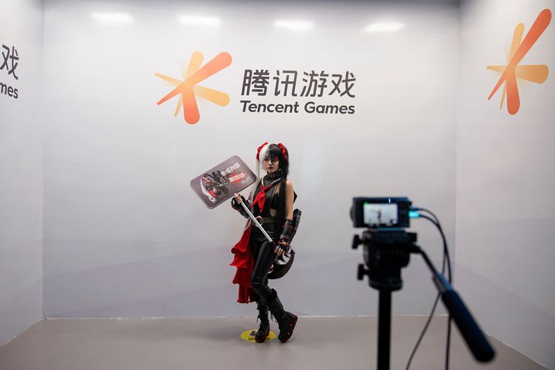 &copy; Reuters. FILE PHOTO: A cosplay fan poses for a photo at a Tencent Games booth during the China Digital Entertainment Expo and Conference, also known as ChinaJoy, in Shanghai, China July 30, 2021. REUTERS/Aly Song