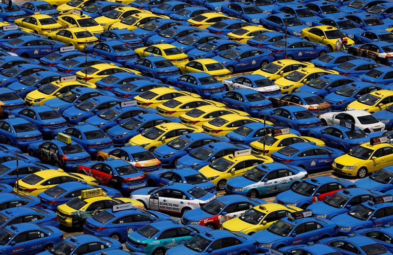 &copy; Reuters. FILE PHOTO: ComfortDelGro's taxis are parked at their vehicle inspection yard in Singapore October 9, 2017. REUTERS/Edgar Su