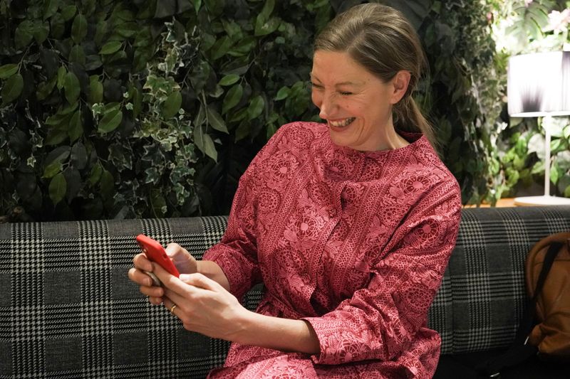 &copy; Reuters. FILE PHOTO: Investment blogger Merja Mahka publishes her income from 2020 ahead of Finland's tax day, when income tax records for the previous year become publicly available, in Helsinki, Finland, November 9, 2021.  REUTERS/Essi Lehto