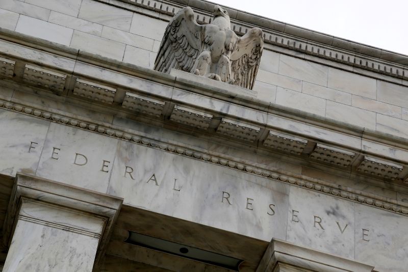 © Reuters. FILE PHOTO: An eagle tops the U.S. Federal Reserve building's facade in Washington, July 31, 2013. REUTERS/Jonathan Ernst/File Photo