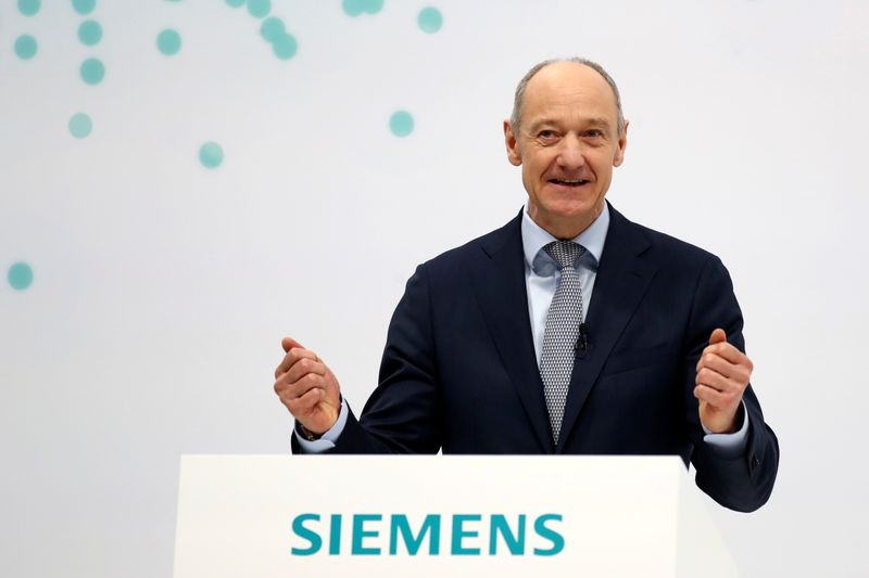 &copy; Reuters. FILE PHOTO: New CEO of German industrial conglomerate Siemens, Roland Busch delivers his speech during the virtual annual shareholders meeting in Munich, Germany, February 3, 2021. Matthias Schrader/Pool via REUTERS